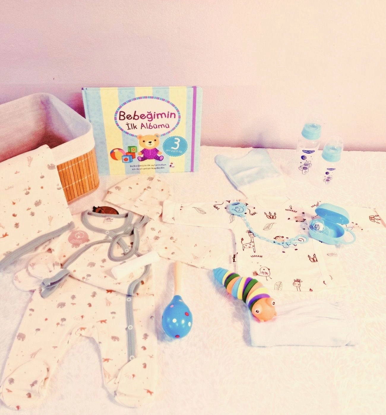 Battaniyeli Konfor & İlk İhtiyaçlar Lüks Bebek Seti (Hasır Sepet & Battaniyeli 5li Tulum Set & Biberon Set & 3lü Zıbın Set)  Grupsal Ofis