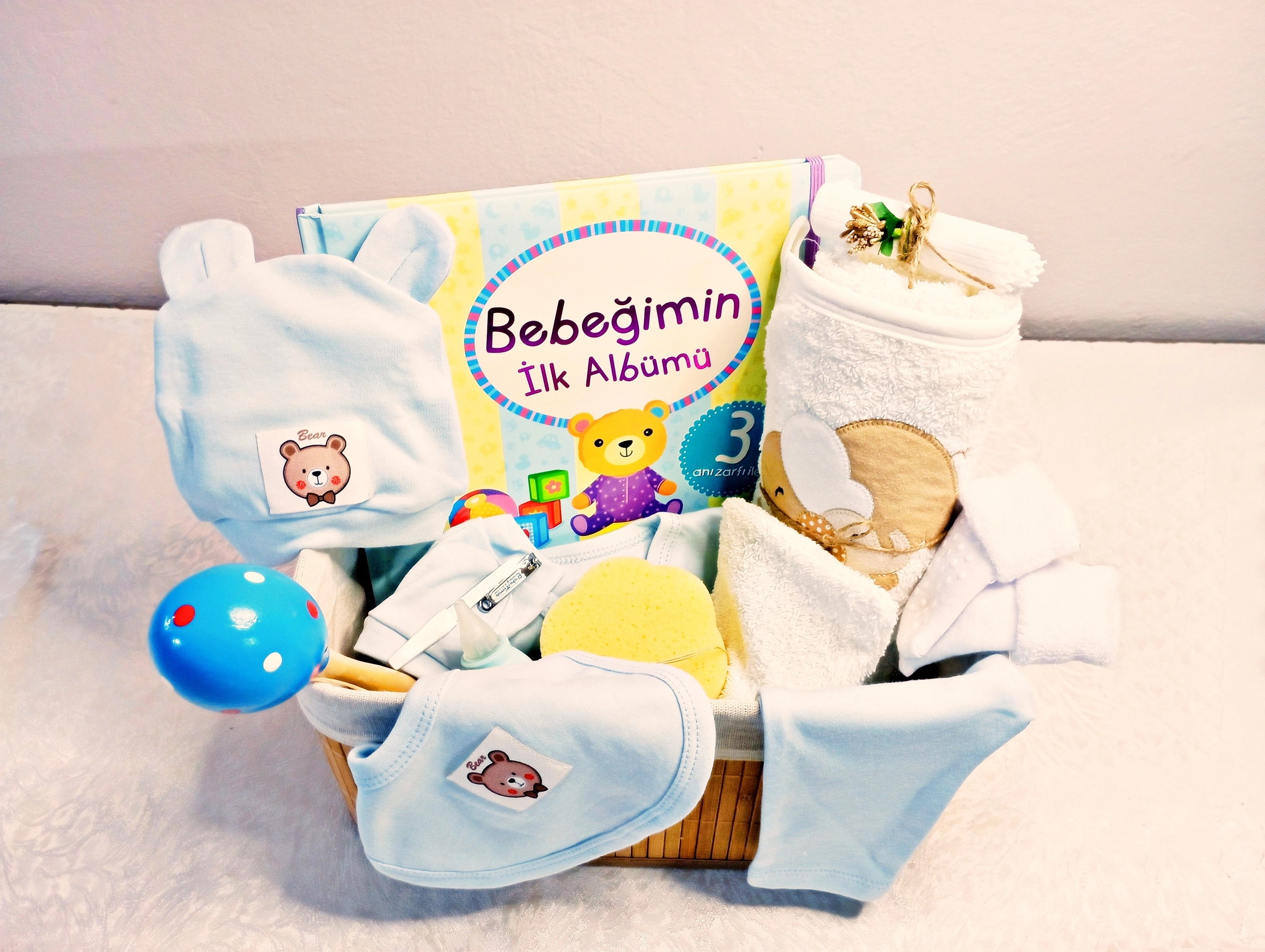 İlk Dokunuş Yenidoğan Bebek Konfor Hediye Seti (Lüks Hasır Sepet & Kapüşonlu Havlu & Bakım Seti & Bebeğimin İlk Albümü)