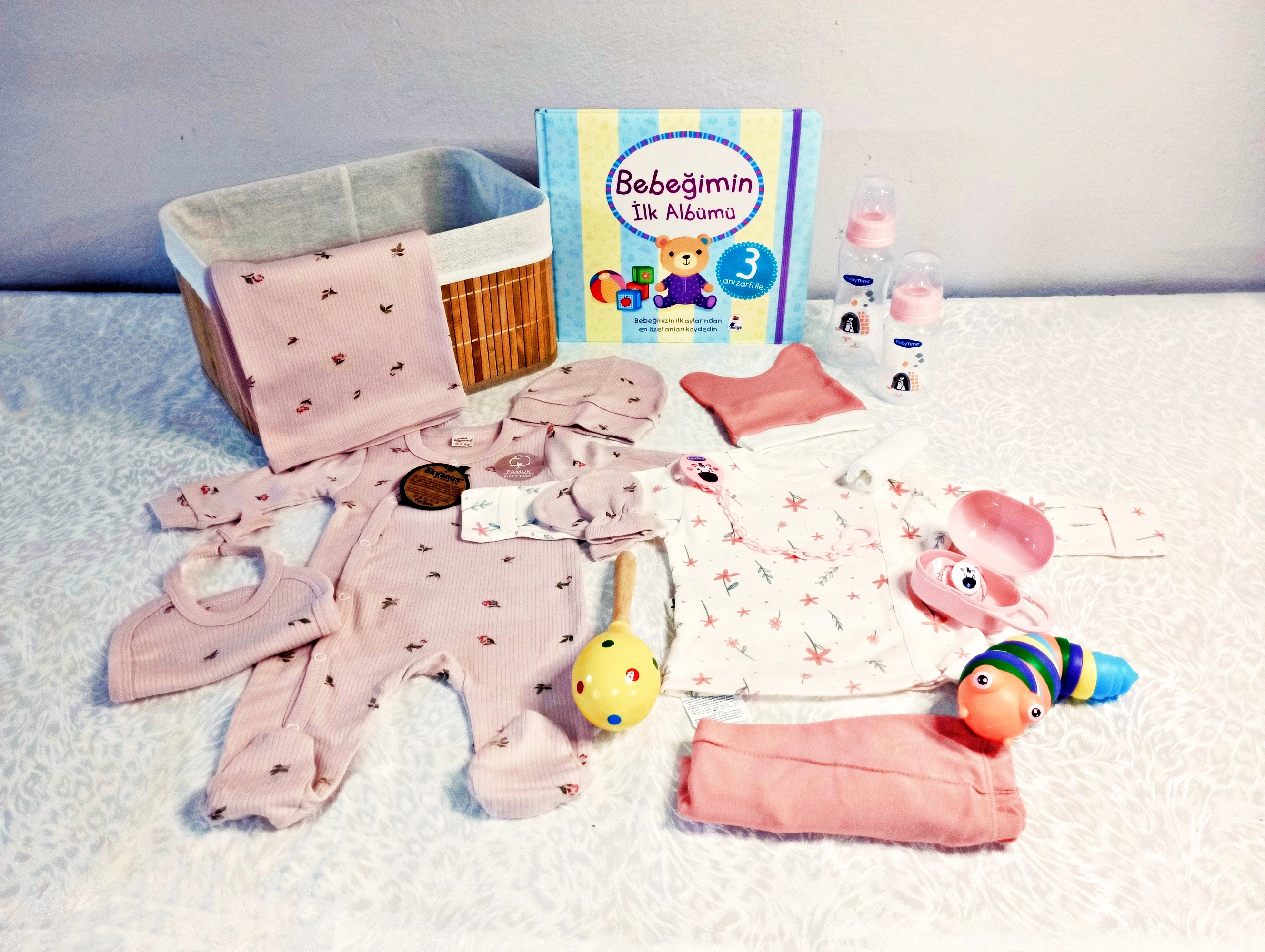 Yenidoğan Battaniyeli Konfor & İlk İhtiyaçlar Lüks Bebek Seti (Hasır Sepet & Battaniyeli 5li Tulum Set & Biberon Set & 3lü Zıbın Set)  Grupsal Ofis