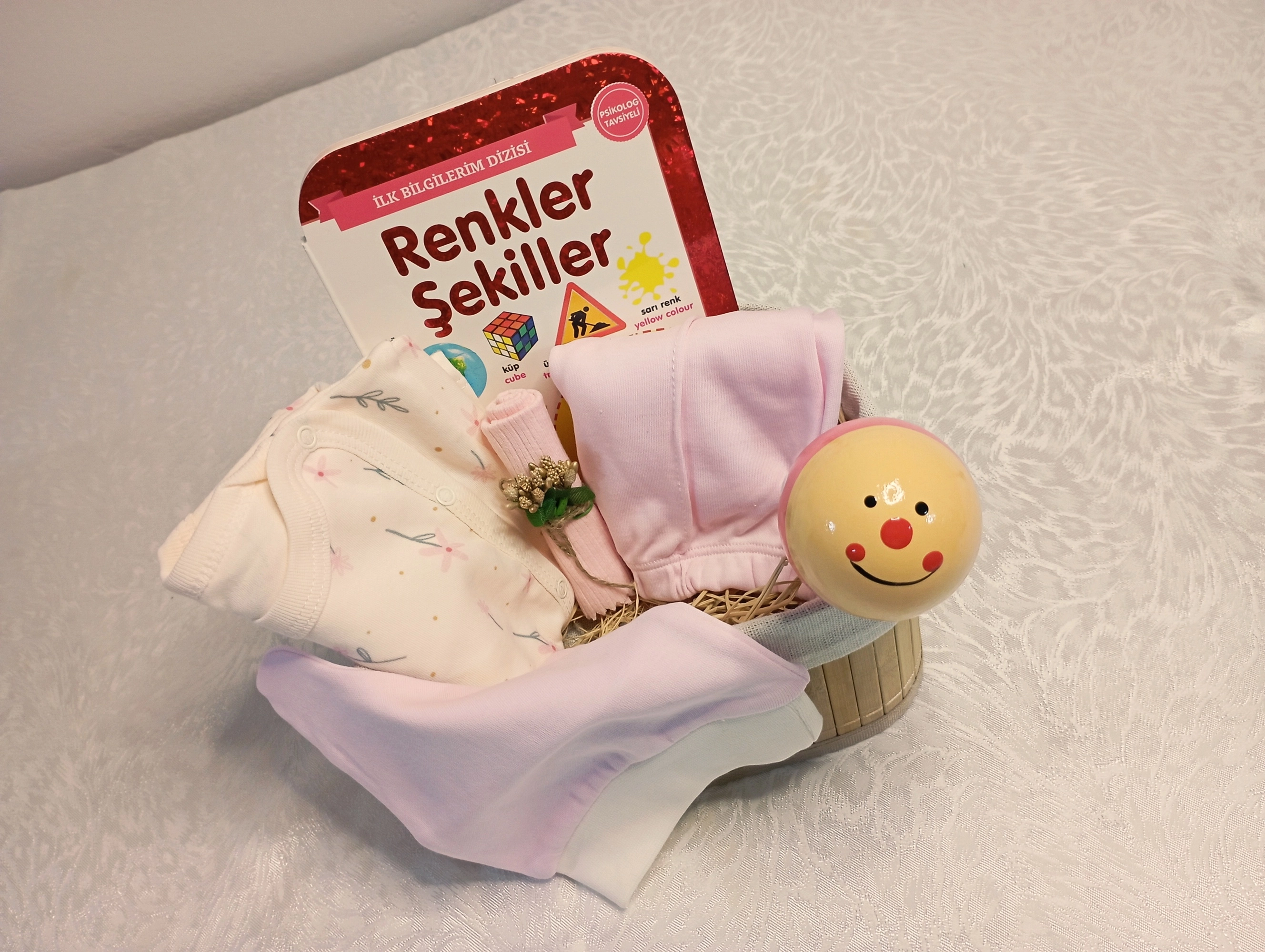 Yenidoğan Hediye - İlk Kavramlar & Gelişim Lüks Seti (Dikdörtgen Hasır Sepet & İki Dilli Kitap - Renkler Şekiller - & Ahşap Çıngırak)  Grupsal Ofis