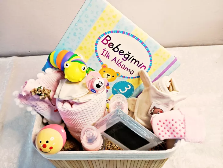 ’’Hoş Geldin’’ Anı Lüks  Yenidoğan Bebek Hediye Seti (Hasır Sepet & Cam Biberon Seti & El ve Ayak Baskı Kiti & 5li Hastane Çıkışı & Alt Açma Seti)