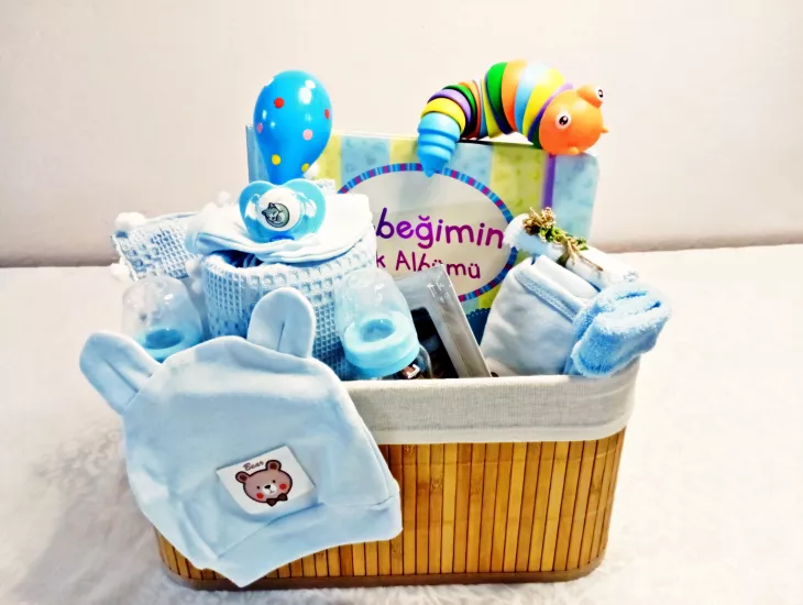 ’’Hoş Geldin’’ Anı Lüks  Yenidoğan Bebek Hediye Seti (Hasır Sepet & Cam Biberon Seti & El ve Ayak Baskı Kiti & 5li Hastane Çıkışı & 2li Alt Açma Seti)