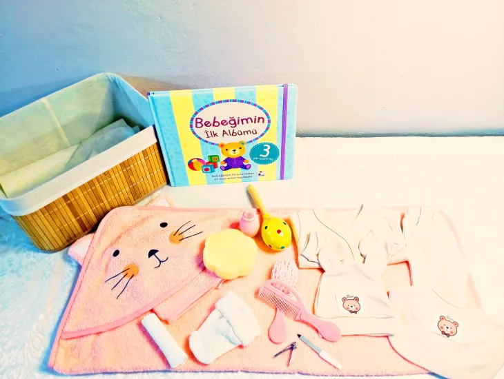 İlk Dokunuş Yenidoğan Bebek Konfor Hediye Seti (Lüks Hasır Sepet & Kapüşonlu Havlu & Bakım & Bebeğimin İlk Albümü)