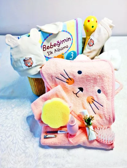İlk Dokunuş Yenidoğan Bebek Konfor Hediye Seti (Lüks Hasır Sepet & Kapüşonlu Havlu & Bakım & Bebeğimin İlk Albümü)