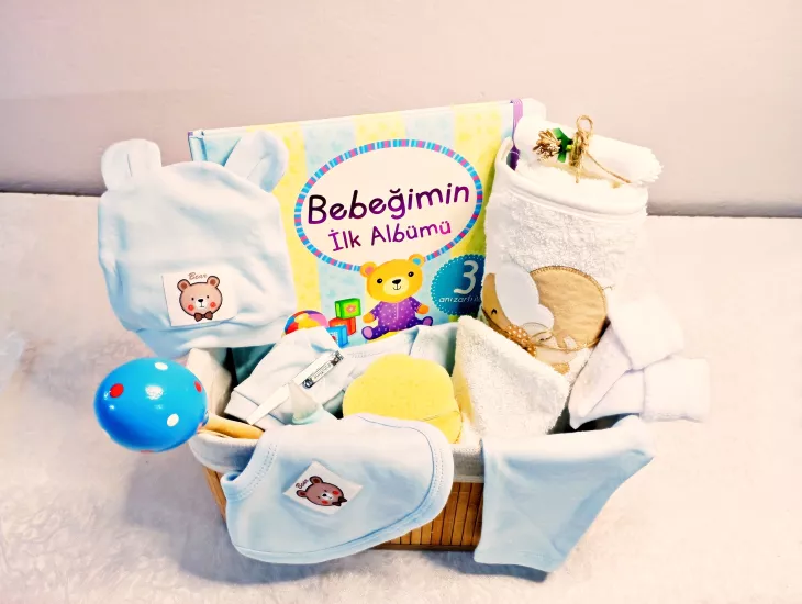 İlk Dokunuş Yenidoğan Bebek Konfor Hediye Seti (Lüks Hasır Sepet & Kapüşonlu Havlu & Bakım Seti & Bebeğimin İlk Albümü)