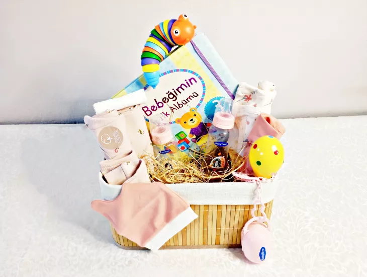Yenidoğan Battaniyeli Konfor & İlk İhtiyaçlar Lüks Bebek Seti (Hasır Sepet & Battaniyeli 5li Tulum Set & Biberon Set & 3lü Zıbın Set)  Grupsal Ofis