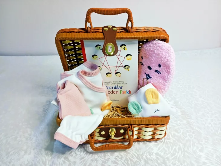 Yenidoğan Bilinçli Başlangıç Lüks Bebek Hediye Seti (Rattan Çanta & Enneagram Ebeveyn Kitabı) Figürlü Yıkama Eldiveniyle  Grupsal Ofis