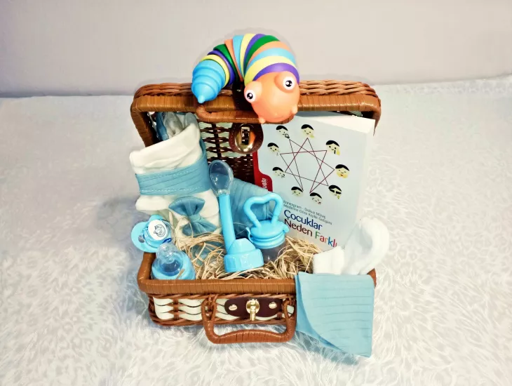 Yenidoğan Zarif Başlangıç Lüks Hediye Seti (Papyonlu Zıbın & Enneagram Kitaplı Rattan Çanta & Bebek Beslenme Seti)  Grupsal Ofis