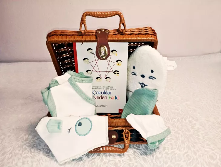 Yenidoğan Bilinçli Başlangıç Lüks Bebek Hediye Seti (Rattan Çanta & Enneagram Ebeveyn Kitabı)  Grupsal Ofis