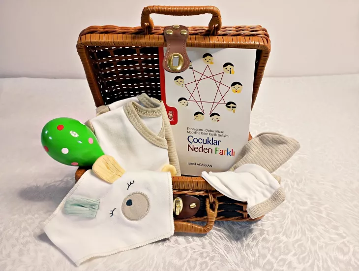 Yenidoğan Hediye - Saf Başlangıç Lüks Seti (5’li Zıbın & Ahşap Çıngırak & Bilinçli Ebeveyn Kitaplı Rattan Çanta)  Grupsal Ofis