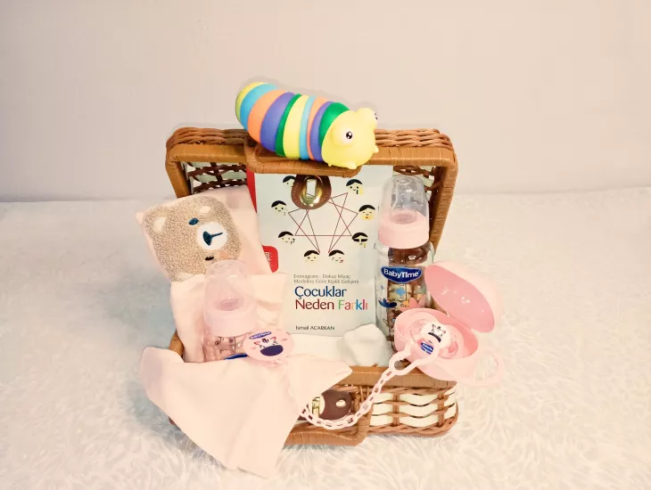 Yenidoğan Hediye - Cam Sağlık & Bilinçli Büyüme Lüks Seti (Rattan Çanta & Enneagram Kitaplı)  Grupsal Ofis İmzası