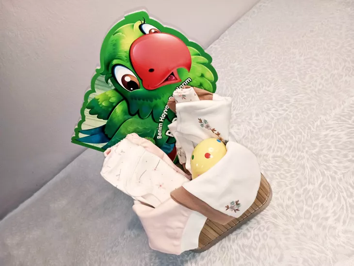 Yenidoğan Hediye - Minik Kaşif Lüks Seti (Kare Hasır Sepet & 8’li Zıbın & Hikaye Kitabı)