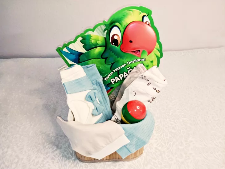 Yenidoğan Hediye - Minik Kaşif Lüks Seti (Kare Hasır Sepet & 2 Ayrı Zıbın Takımı & Hikaye Kitabı)