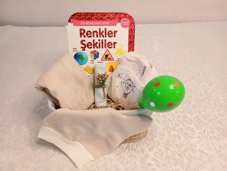 Yenidoğan Hediye - İlk Kavramlar & Gelişim Lüks Seti (Dikdörtgen Hasır Sepet & İki Dilli Kitap - Renkler Şekiller - & Ahşap Çıngırak)  Grupsal Ofis
