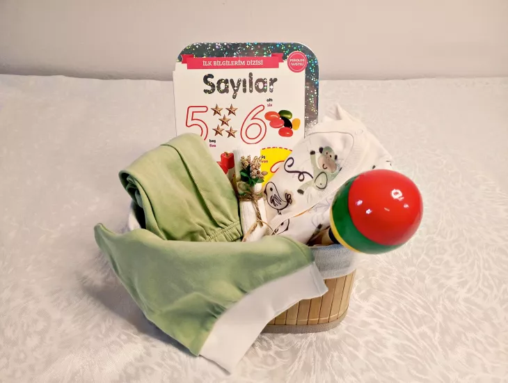 Yenidoğan Hediye - İlk Kavramlar & Gelişim Lüks Seti (Dikdörtgen Hasır Sepet & İki Dilli Kitap & Ahşap Çıngırak)  Grupsal Ofis
