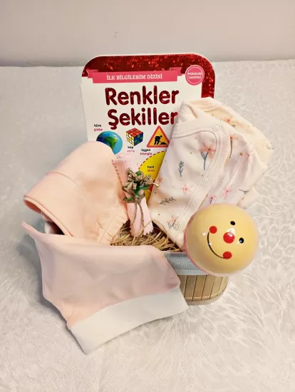 Yenidoğan Hediye - İlk Kavramlar & Gelişim Lüks Seti (Dikdörtgen Hasır Sepet & İki Dilli Kitap - Renkler Şekiller - & Ahşap Çıngırak)  Grupsal Ofis