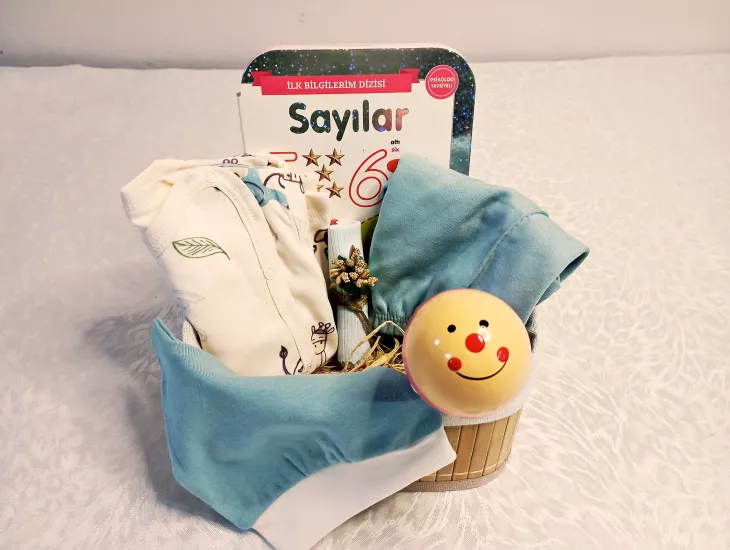 Yenidoğan Hediye - İlk Kavramlar & Gelişim Lüks Seti (Dikdörtgen Hasır Sepet & İki Dilli Kitap & Ahşap Çıngırak)  Grupsal Ofis