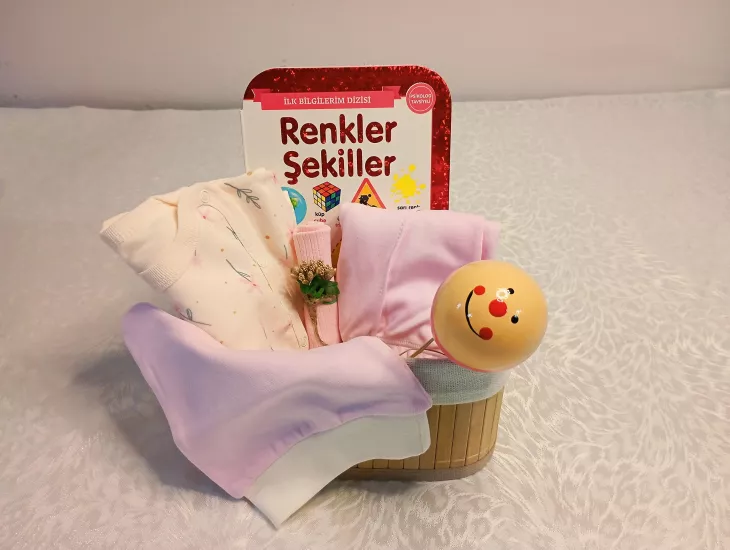 Yenidoğan Hediye - İlk Kavramlar & Gelişim Lüks Seti (Dikdörtgen Hasır Sepet & İki Dilli Kitap - Renkler Şekiller - & Ahşap Çıngırak)  Grupsal Ofis