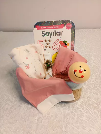 Yenidoğan Hediye - İlk Kavramlar & Gelişim Lüks Seti (Dikdörtgen Hasır Sepet & İki Dilli Kitap & Ahşap Çıngırak)